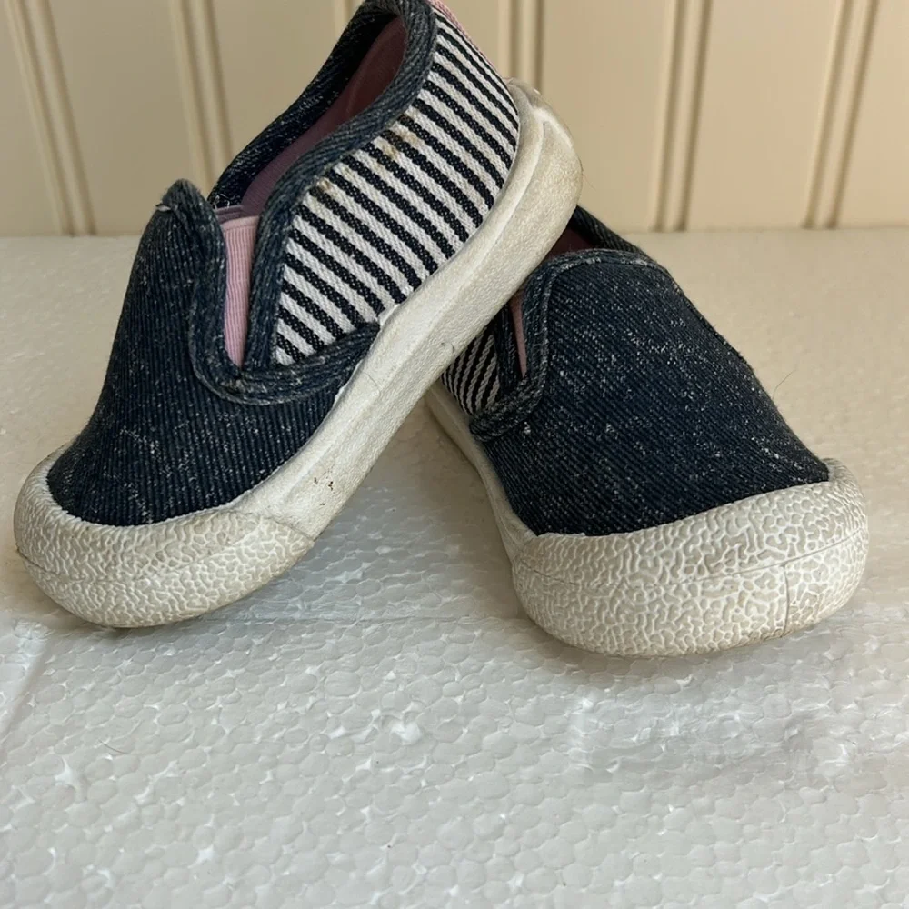 OshKosh B’gosh girl slip on denim stripe washable sneaker size5M blue white pink